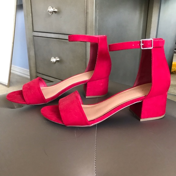 Red Low-heeled Heels - Picture 3 of 5
